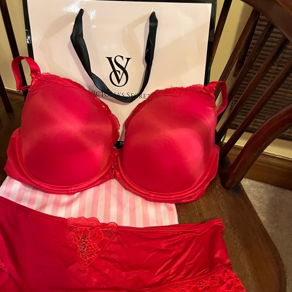 VICTORIA SECRETS “ DREAM ANGELS” COLLECTION SET —-Red panties with match… - Picture 1 of 10